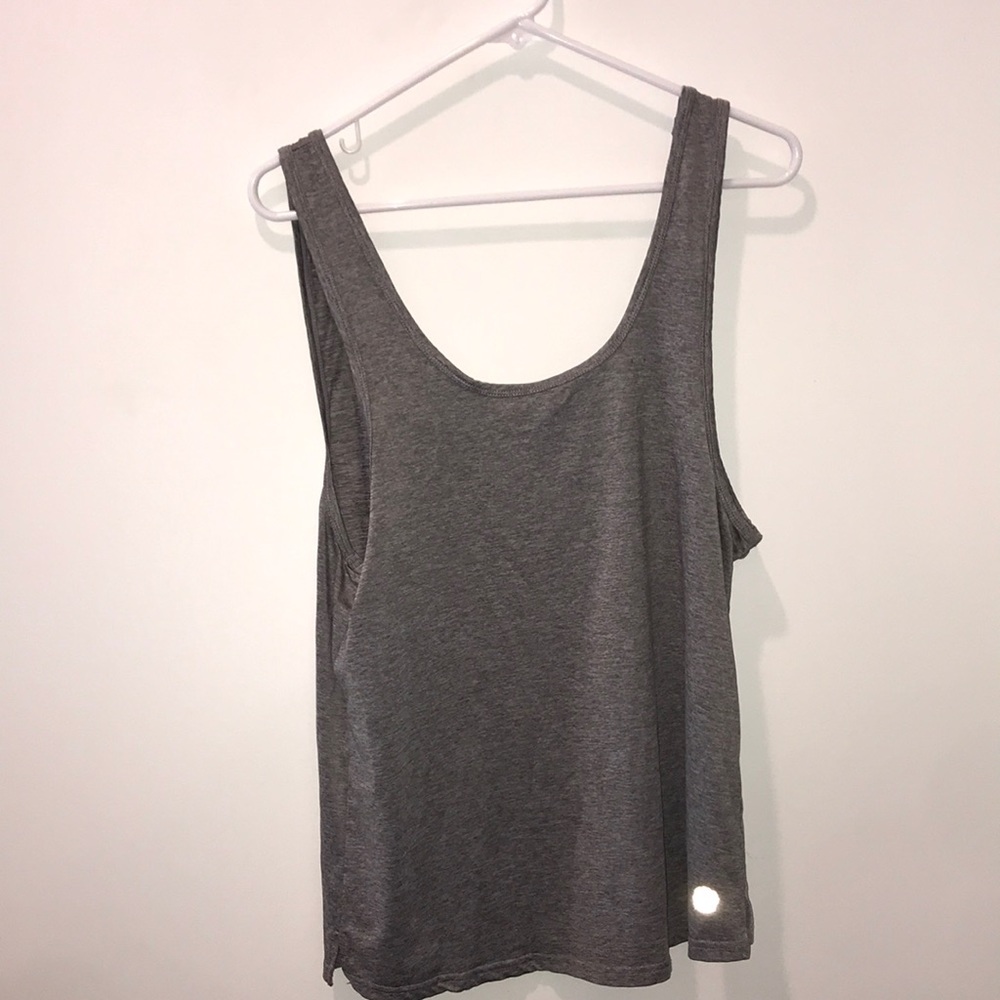 🦋Workout top so cute and flowy !!